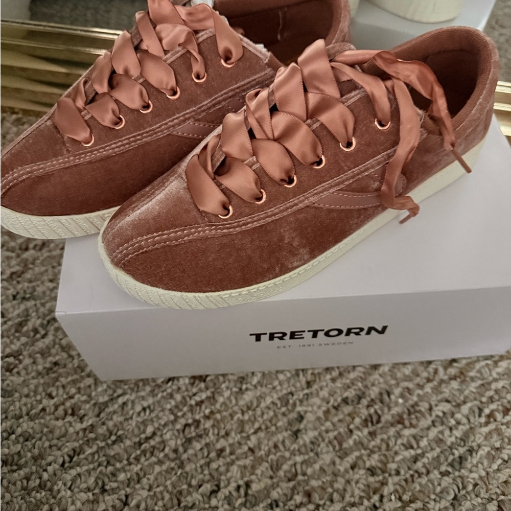 Tretorn Women's Blush Velvet Sneakers
